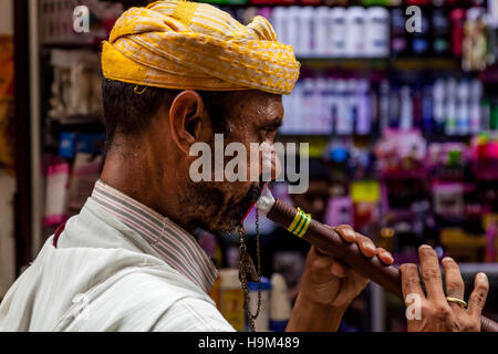 Un musicien de rue joue de la musique pendant qu'il marche dans les rues de la médina, Fès el Bali, FES, Maroc Banque D'Images