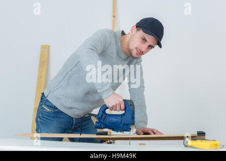 Portrait de l'homme à l'aide de jigsaw Banque D'Images