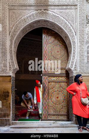 Peuple Marocain laissant une mosquée après la prière, la Médina (Fès el Bali), Fès, Maroc Banque D'Images