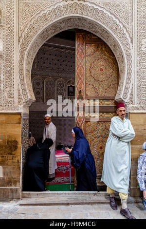 Peuple Marocain arrivant dans une mosquée pour les prières, la Médina (Fès el Bali), Fès, Maroc Banque D'Images