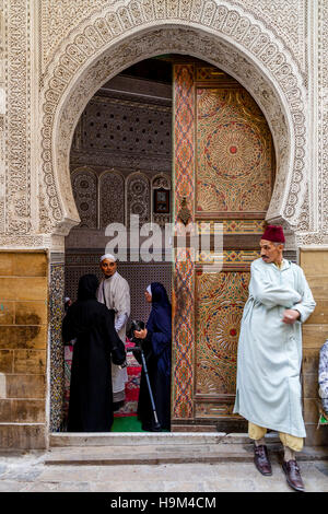 Peuple Marocain arrivant dans une mosquée pour les prières, la Médina (Fès el Bali), Fès, Maroc Banque D'Images