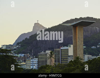 Brésil Rio de Janeiro Gloria Vue sur le monument aux morts de la Deuxième Guerre mondiale, avec la montagne du Corcovado et le Christ Banque D'Images