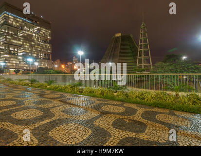 Brésil, Rio de Janeiro, centre-ville, vue nocturne de l'Avenida Republica do Chile et la Cathédrale Métropolitaine. Banque D'Images