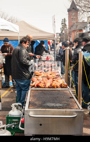 Vendeur d'aliments de rue griller et vendre des cuisses de dinde grillées à l'extérieur lors d'un événement communautaire, Canada Banque D'Images