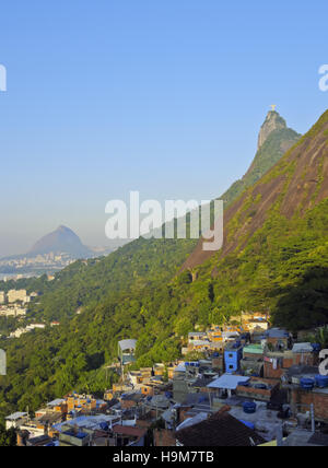 Brésil, Rio de Janeiro, vue de la Favela Santa Marta avec Corcovado et la Statue du Christ derrière. Banque D'Images