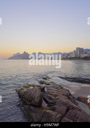 Brésil, Rio de Janeiro, Ipanema, Coucher de soleil vu de Pedra do Arpoador. Banque D'Images