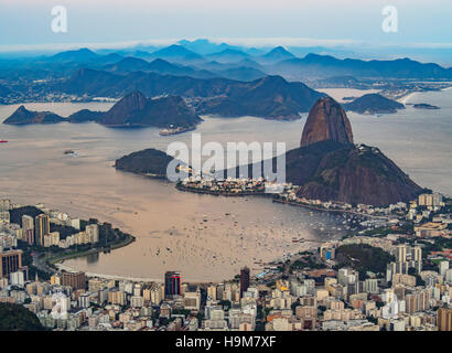 Brésil, Rio de Janeiro, Corcovado, élevée sur la ville de Sugarloaf Mountain et de la baie de Guanabara. Banque D'Images