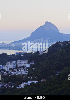 Brésil, Rio de Janeiro, Santa Marta, surélevée sur Humaita et Lagoa vers la lagune Rodrigo de Freitas. Banque D'Images