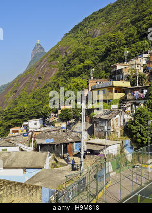 Brésil, Rio de Janeiro, vue de la Favela Santa Marta avec Corcovado et la Statue du Christ derrière. Banque D'Images