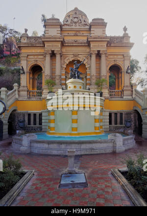 Le Chili, Santiago, vue de la fontaine de Neptune et de terrasse sur la colline de Santa Lucia. Banque D'Images