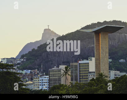 Brésil Rio de Janeiro Gloria Vue sur le monument aux morts de la Deuxième Guerre mondiale, avec la montagne du Corcovado et le Christ Banque D'Images