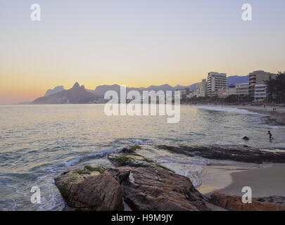 Brésil, Rio de Janeiro, Ipanema, Coucher de soleil vu de Pedra do Arpoador. Banque D'Images