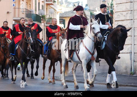 Chevaliers d'entrer dans la ville avant la reconstitution médiévale à Bracciano, Italie Banque D'Images