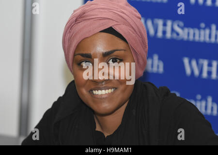 Nadiya Hussain. Vainqueur du Great British Bake Off 2015, signature de livre, BBC Good Food Show, Olympia, Londres. UK 13.11.16 Banque D'Images
