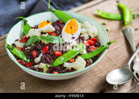 Le riz thaïlandais berry avec oeuf mollet et salade de pois de neige Banque D'Images