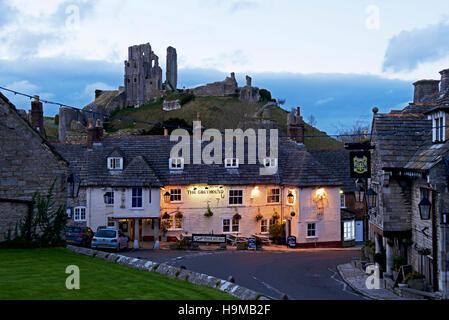 Château de Corfe et le Greyhound Inn, à l'île de Purbeck, Dorset, Angleterre, Royaume-Uni Banque D'Images