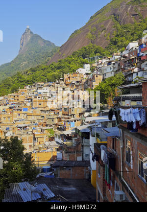 Brésil, Rio de Janeiro, vue de la Favela Santa Marta avec Corcovado et la Statue du Christ derrière. Banque D'Images