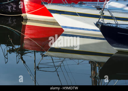 Rouge Blanc et bleu bateaux reflète dans les eaux calmes du port flottant du Bristol. Banque D'Images