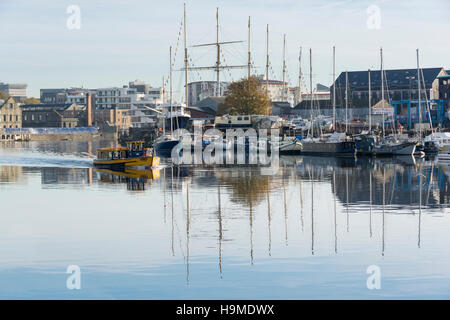 Un Bristol Harbour ferry rompt le silence de la port flottant Banque D'Images