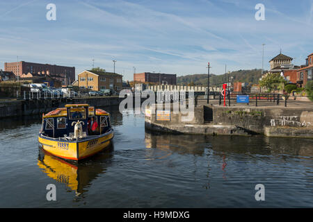 Un Bristol Harbour ferry avec un Gromit à l'avant de quitter la chambre de la pompe d'arrêter dans le port flottant, Bristol Banque D'Images