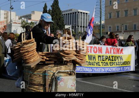 Athènes, Grèce. 24 Nov, 2016. Un vendeur vend koulouri de son décrochage mobile pendant la manifestation. Des milliers de Grecs ont suivi l'appel du Syndicat de l'ADEDY (Confédération des fonctionnaires) et le Parti communiste de Grèce (KKE) commerce des filiales à l'Union européenne le PAME (Front militant de All-Workers) et avant de lutte des étudiants (MAS) pour une grève de 24 heures des fonctionnaires en Grèce et une marche de protestation au Parlement grec à Athènes. Ils ont protesté contre la politique du gouvernement de plus de coupes et la réduction des droits des travailleurs. Crédit : Michael Debets/Pacific Press/Alamy Live News Banque D'Images