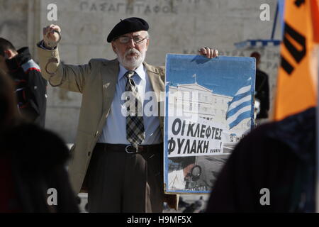 Un homme soutient une paire de menottes et une affiche, appelant à la "politiciens voleuse à être emprisonné". Des milliers de Grecs ont suivi l'appel du Syndicat de l'ADEDY (Confédération des fonctionnaires) et le Parti communiste de Grèce (KKE) commerce des filiales à l'Union européenne le PAME (Front militant de All-Workers) et avant de lutte des étudiants (MAS) pour une grève de 24 heures des fonctionnaires en Grèce et une marche de protestation au Parlement grec à Athènes. Ils ont protesté contre la politique du gouvernement de plus de coupes et la réduction des droits des travailleurs. (Photo de Michael Debets/Pacific Press) Banque D'Images