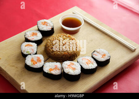 Phtograph de certaines tranches Sushi roll riz frit et sur une table en bois Banque D'Images