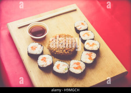 Phtograph de certaines tranches Sushi roll riz frit et sur une table en bois Banque D'Images