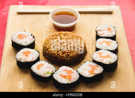 Phtograph de certaines tranches Sushi roll riz frit et sur une table en bois Banque D'Images