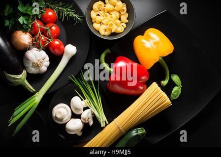 Pâtes aux légumes ingrédients sur le tableau noir Banque D'Images