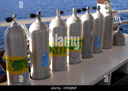 Réservoirs de plongée sous-marine sur un bateau de plongée, péninsule de Musandam, Oman Banque D'Images