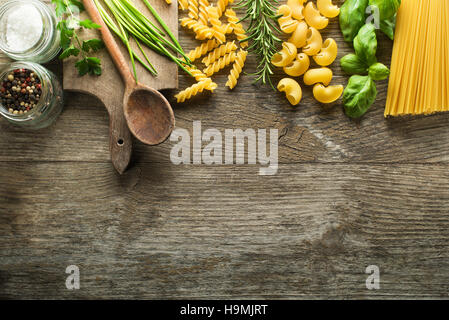 Collection de pâtes avec des herbes et épices sur fond de bois rustique Banque D'Images