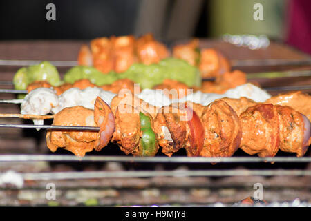 Mélangez Veg Tikka brochettes sur le barbecue, Pune, Inde Banque D'Images