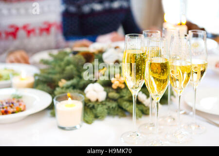 Verres de champagne dans un article sur la table de Noël. Close up Banque D'Images