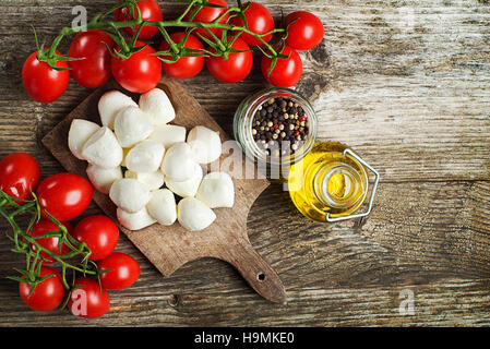 Fromage Mozzarella avec des tomates et de l'huile d'olive Banque D'Images