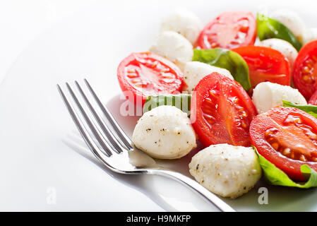 Salade caprese fraîche sur fond blanc close up Banque D'Images