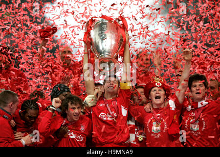 Photo de fichier en date du 25-05-2005 Le capitaine de Liverpool Steven Gerrard soulève le trophée de la Ligue des Champions. Banque D'Images