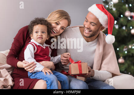 Optimiste positive parents Passer du temps avec leur enfant Banque D'Images