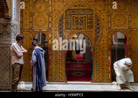 Un touriste et un Guide à l'extérieur de la Zaouia Moulay Idriss 2 Mosquée et de culte, Fès el Bali, FES, Maroc Banque D'Images