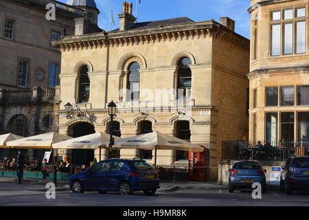 Browns restaurant brasserie, dans l'ancien bâtiment de la station de police, baignoire, Somerset, Angleterre Banque D'Images