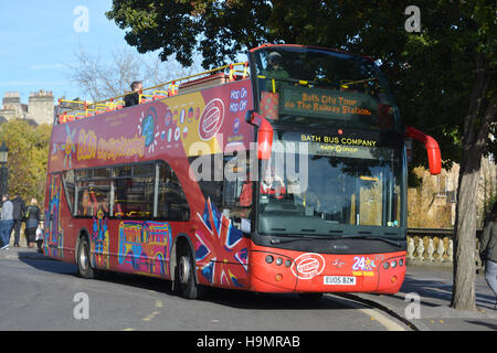 Open-top rouge tour bus, baignoire, Somerset, Angleterre Banque D'Images