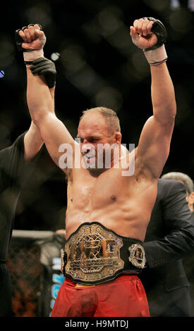 Randy Couture célèbre sa victoire sur Tim Sylvia lors de Ultimate Fighting Championship UFC 68 au Nationwide Arena de Columbus, OH le 3 mars 2007. Crédit photo : Francis Specker Banque D'Images