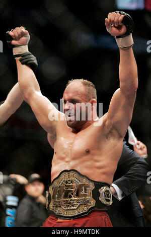Randy Couture célèbre sa victoire sur Tim Sylvia lors de Ultimate Fighting Championship UFC 68 au Nationwide Arena de Columbus, OH le 3 mars 2007. Crédit photo : Francis Specker Banque D'Images
