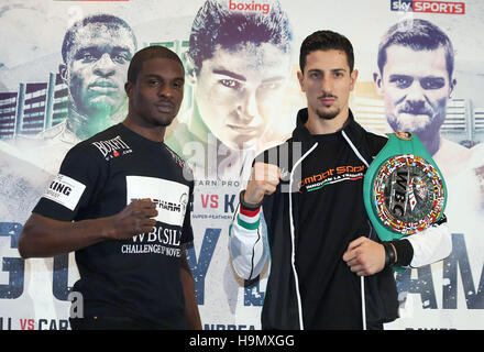 Ohara Davies (à gauche) et Andrea Scarpa durant la conférence de presse du Landmark Hotel, Londres. Banque D'Images