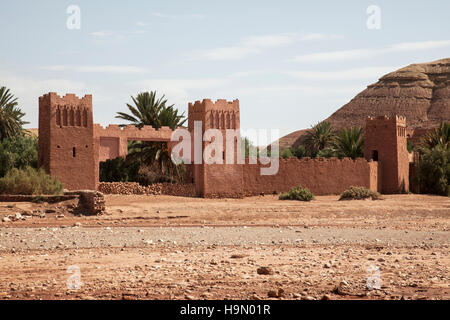 Construit pour un film d'une fausse porte d'entrée du Ksar Aït-Ben-Haddou forteresse en province de Ouarzazate. Banque D'Images