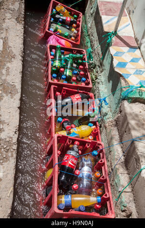 Le Refroidissement des boissons non alcoolisées dans un canal d'eau Banque D'Images