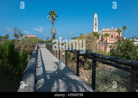 Le célèbre pont qui souhaitent à Jaffa avec église Saint Pierre vu dans l'arrière-plan. Israël Banque D'Images