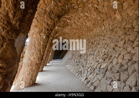 Barcelone, Espagne - colonnes de pierre au parc Guell, la ville célèbre l'art conçu par Antoni Gaudi Banque D'Images