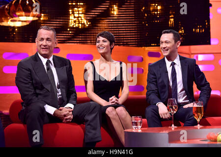 (De gauche à droite) Tom Hanks, Gemma Arterton et Joseph Gordon-Levitt pendant le tournage de The Graham Norton Show à la London Studios, le sud de Londres, pour être diffusé sur BBC One le vendredi soir. Banque D'Images