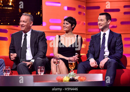 (De gauche à droite) Tom Hanks, Gemma Arterton et Joseph Gordon-Levitt pendant le tournage de The Graham Norton Show à la London Studios, le sud de Londres, pour être diffusé sur BBC One le vendredi soir. Banque D'Images